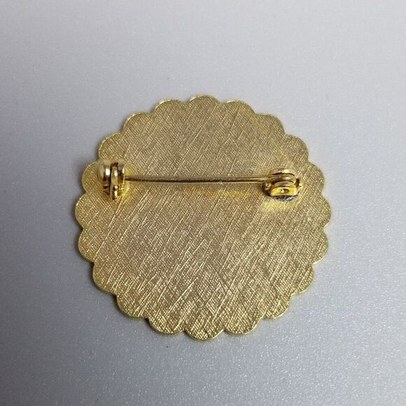 Vintage W Engraved Round Brooch Scalloped Edge Gold Tone Monogram Initial Letter - Picture 4 of 7